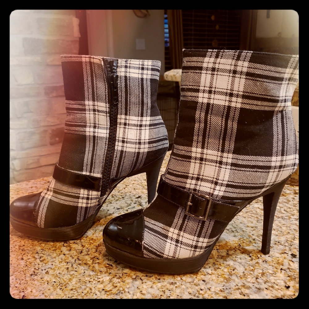 High heeled plaid boots. Gwen Stefani look.
